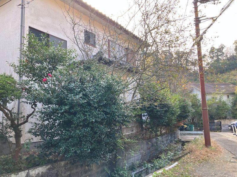 鎌倉市二階堂の売買物件/外観｜道との間には幅2ｍほどの水路が流れています。