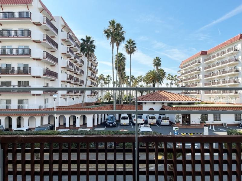 逗子市小坪五丁目の売買物件/室内から見た眺め│道路や駐車場があることで、隣の建物との距離が取れています