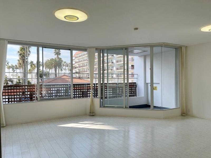 逗子市小坪五丁目の売買物件/LDK20.8帖│窓の向こうには建物の間から青空が見えます