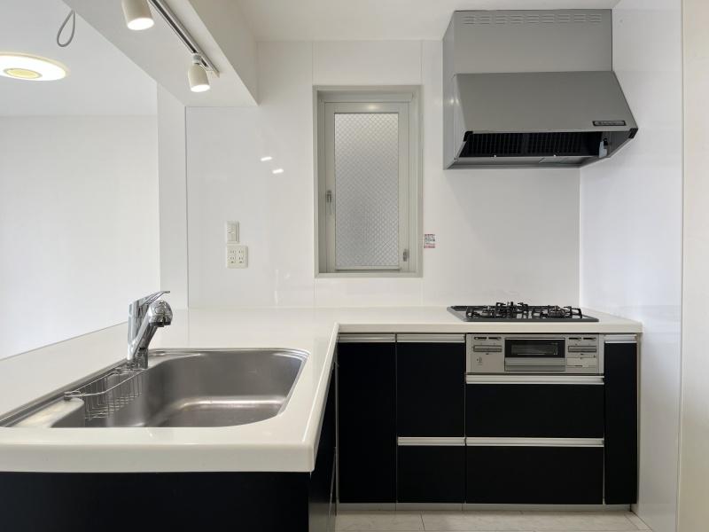 逗子市小坪五丁目の売買物件/キッチン│コンロは3口