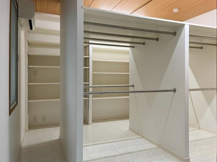 逗子市小坪五丁目の売買物件/北側洋室8帖│上下2段の吊るし収納や棚板の多さから、収納力の高さがひと目で伝わります