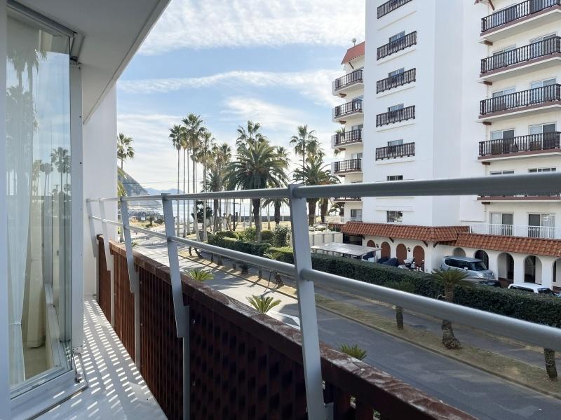 逗子市小坪五丁目の売買物件/バルコニーからの眺め│小坪漁港側の海がちらりと見えて嬉しい