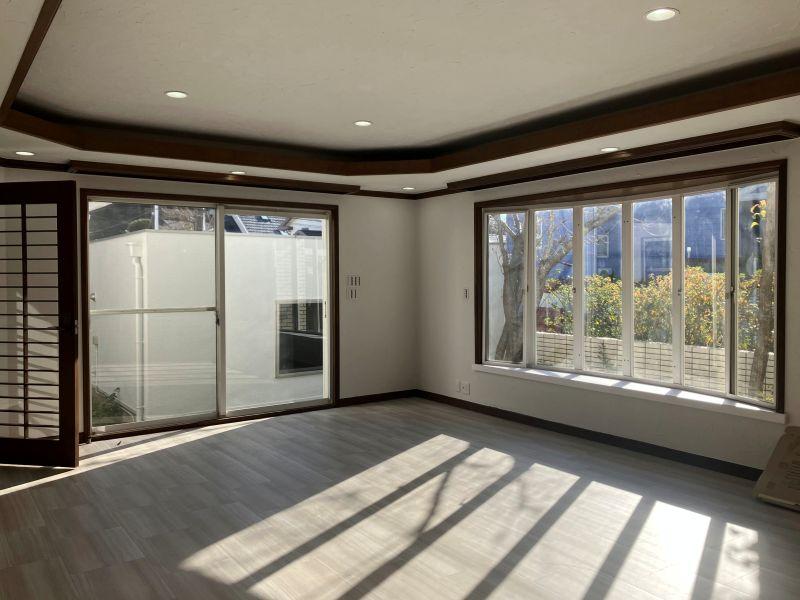 鎌倉市津の売買物件/リビング｜緩やかな弧を描く窓から光が差し込みます。