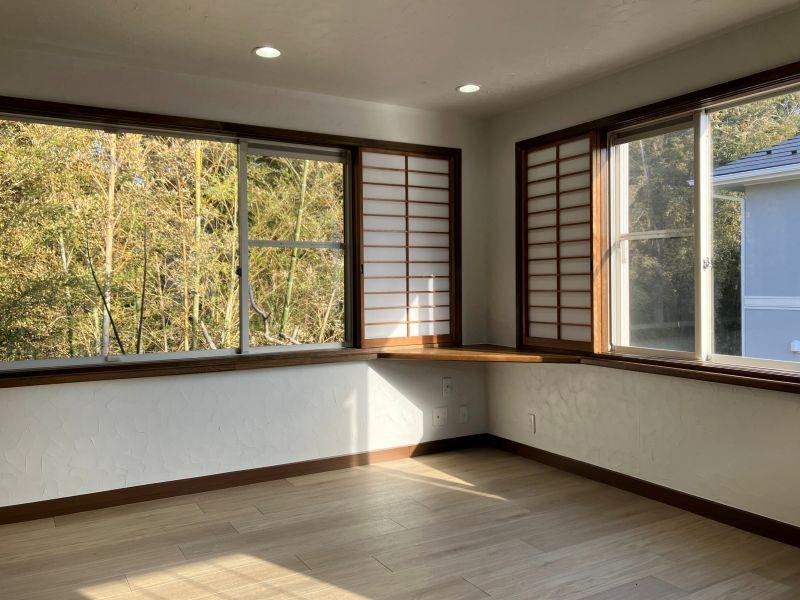 鎌倉市津の売買物件/2階洋室5｜造作の棚、窓枠、障子は丁寧な木製のつくり。良い感じに年季が入っています。