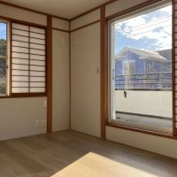 鎌倉市津の売買物件/2階洋室4｜窓が2面あるから明るい。ベランダに出られます。