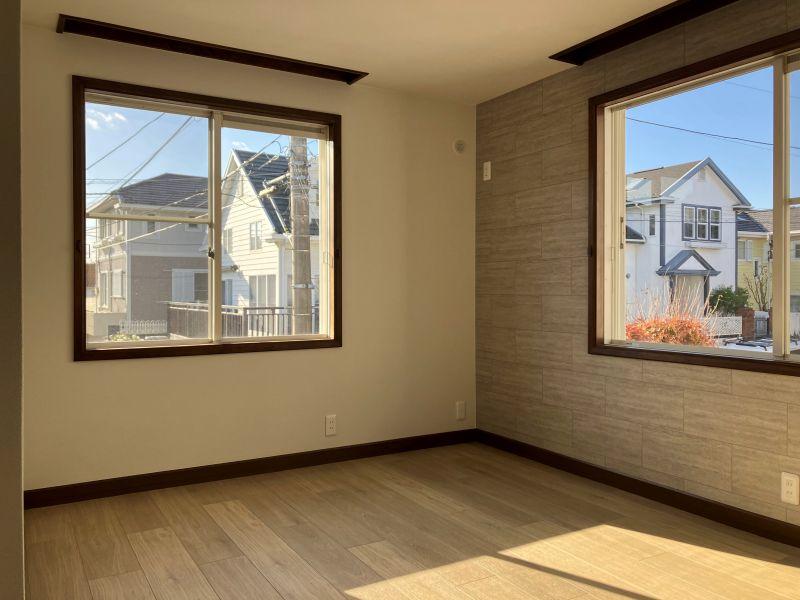 鎌倉市津の売買物件/2階洋室1｜2面窓とウォークインクロゼット付き。