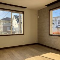 鎌倉市津の売買物件/2階洋室1｜2面窓とウォークインクロゼット付き。