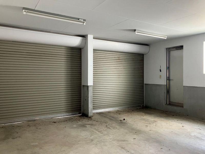 鎌倉市津の売買物件/車庫｜屋根、シャッター付きで大切な愛車も安心。EV充電スタンドもついてます。