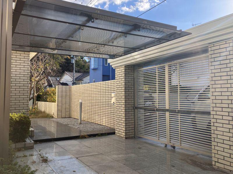 鎌倉市津の売買物件/カーポート｜玄関横にも1台分。