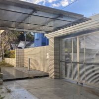 鎌倉市津の売買物件/カーポート｜玄関横にも1台分。