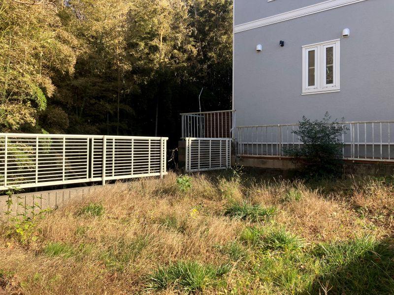 鎌倉市津の売買物件/庭｜東側の庭はほどよい広さ。