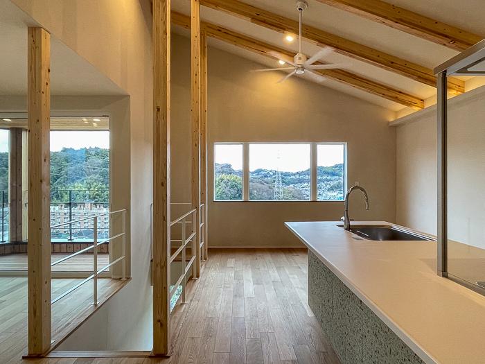 鎌倉市梶原二丁目の売買物件/2階がLDK。窓が大きく、高台の住宅地ならではの眺望