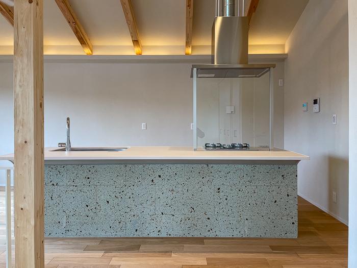 鎌倉市梶原二丁目の売買物件/キッチンカウンターには天然の大谷石を張って造作しています