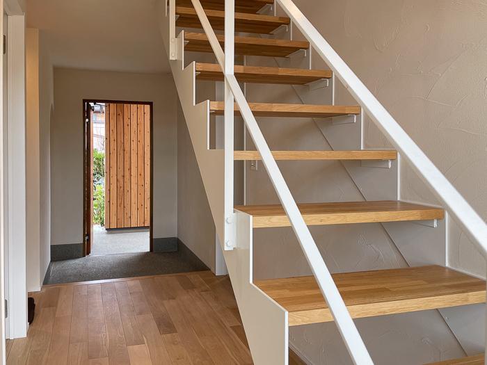 鎌倉市梶原二丁目の売買物件/オープン階段は玄関の人の気配を感じられます