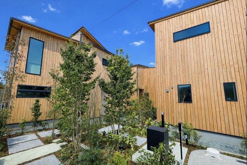 鎌倉市梶原二丁目の売買物件/梶原の住宅地に現れた杉板の群れ。３棟で森を作っているようです