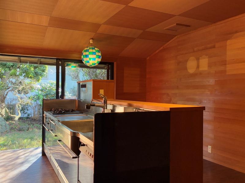 鎌倉市梶原三丁目の売買物件/1階 キッチン｜天井板を直交で組み合わせるとこんな面白い表情になるのかと感心してしまいました