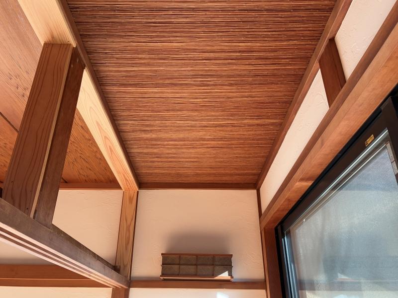 鎌倉市梶原三丁目の売買物件/1階 和室2｜枝木を並べたような天井材が面白い