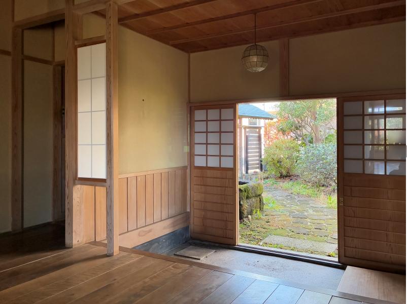 鎌倉市梶原三丁目の売買物件/玄関1｜竿縁天井はゆったりの高さ。この雰囲気で出迎えられたら誰だってかしこまります