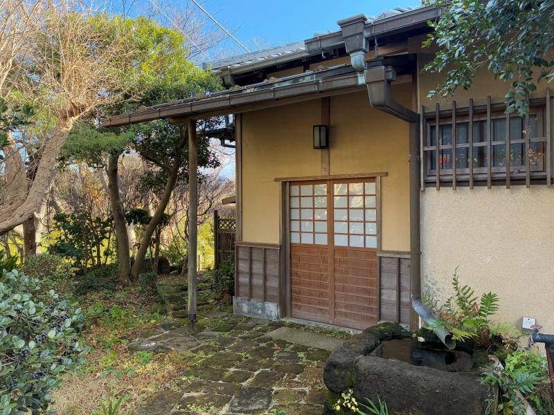 鎌倉市梶原三丁目の売買物件/アプローチ｜軒高の割に扉が小さいのは、理由があります