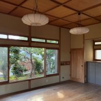 鎌倉市梶原三丁目の売買物件/1階 洋室1｜床板は木目の方向を揃え、天井は格子ごとに向きを変える。遊び心があります