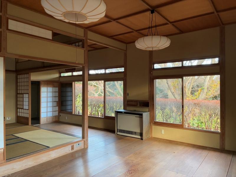 鎌倉市梶原三丁目の売買物件/1階 洋室1｜膝高の窓は外に広がる庭の草木を大きく切り取ります。