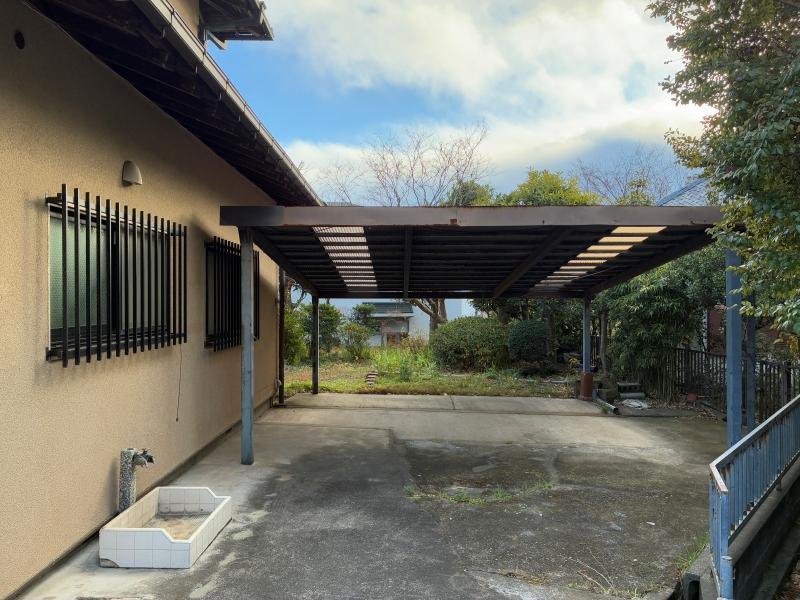 鎌倉市梶原三丁目の売買物件/車庫｜手前のスペースを含めれば3台は置けます