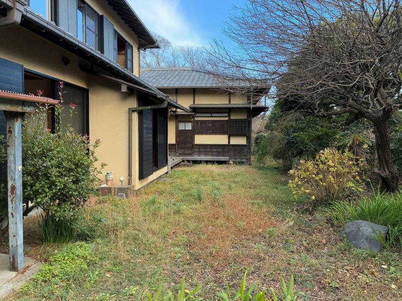 鎌倉市梶原三丁目の売買物件/庭｜手前が現代風の住居部分。奥が来客用の和風部分。雰囲気の違いがよく分かります