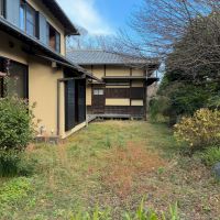 鎌倉市梶原三丁目の売買物件/庭｜手前が現代風の住居部分。奥が来客用の和風部分。雰囲気の違いがよく分かります