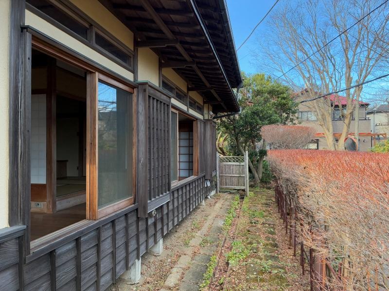 鎌倉市梶原三丁目の売買物件/外観｜植栽のすぐ外は道路。フェンスも無しですが、密に茂った枝木で十分に落ち着きます