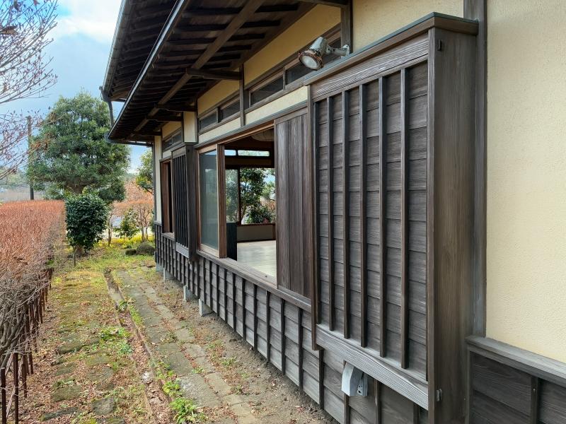 鎌倉市梶原三丁目の売買物件/外観｜雨戸の戸袋にも銅板の雨押えをしっかり被せてあります