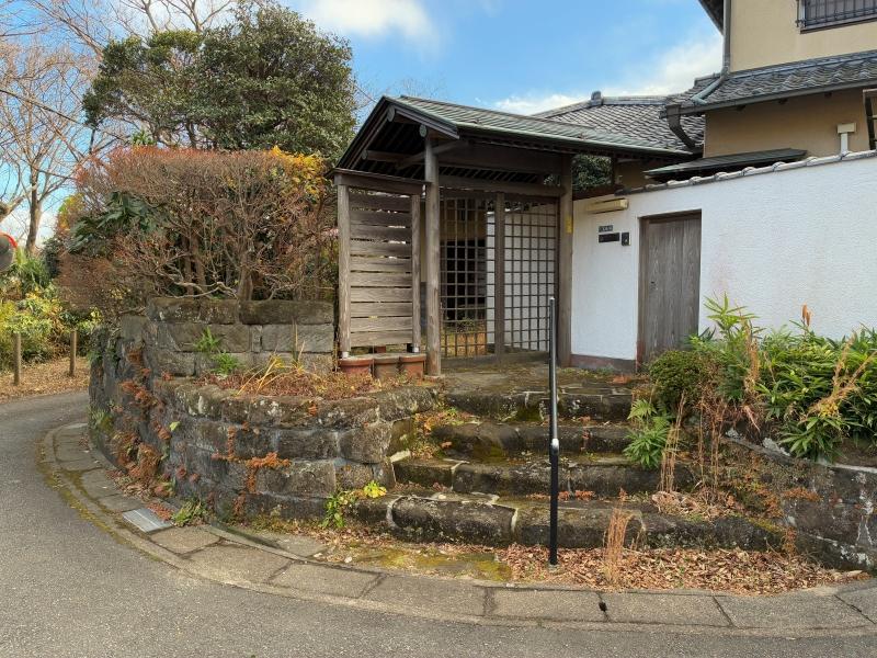 鎌倉市梶原三丁目の売買物件/アプローチ｜まずは銅板屋根の門扉がお出迎え