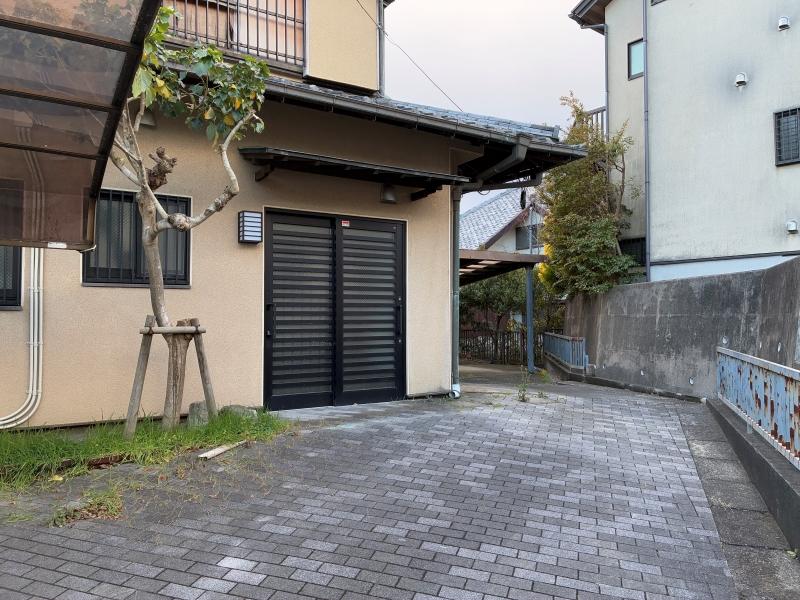 鎌倉市梶原三丁目の売買物件/アプローチ｜住む人の普段使いの玄関はこちら