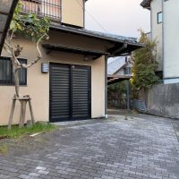 鎌倉市梶原三丁目の売買物件/アプローチ｜住む人の普段使いの玄関はこちら