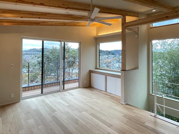 鎌倉市梶原二丁目の売買物件/窓が大きく、隣地の視線は気になりません。階段室のフィックス窓がパノラマ感を高めています