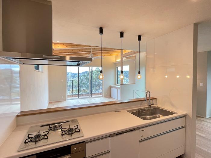 鎌倉市梶原二丁目の売買物件/キッチンから絵リビング方向の眺め