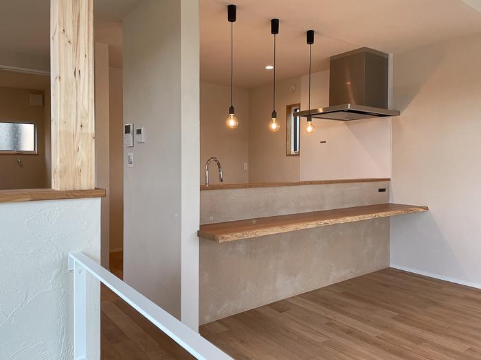 鎌倉市梶原二丁目の売買物件/キッチンの前は耳付きの無垢のカウンター