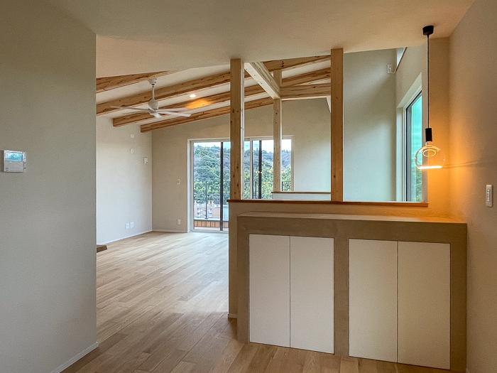 鎌倉市梶原二丁目の売買物件/ダイニング方向からリビングの眺め