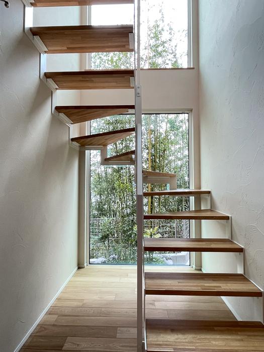 鎌倉市梶原二丁目の売買物件/2階に上がるオープン階段