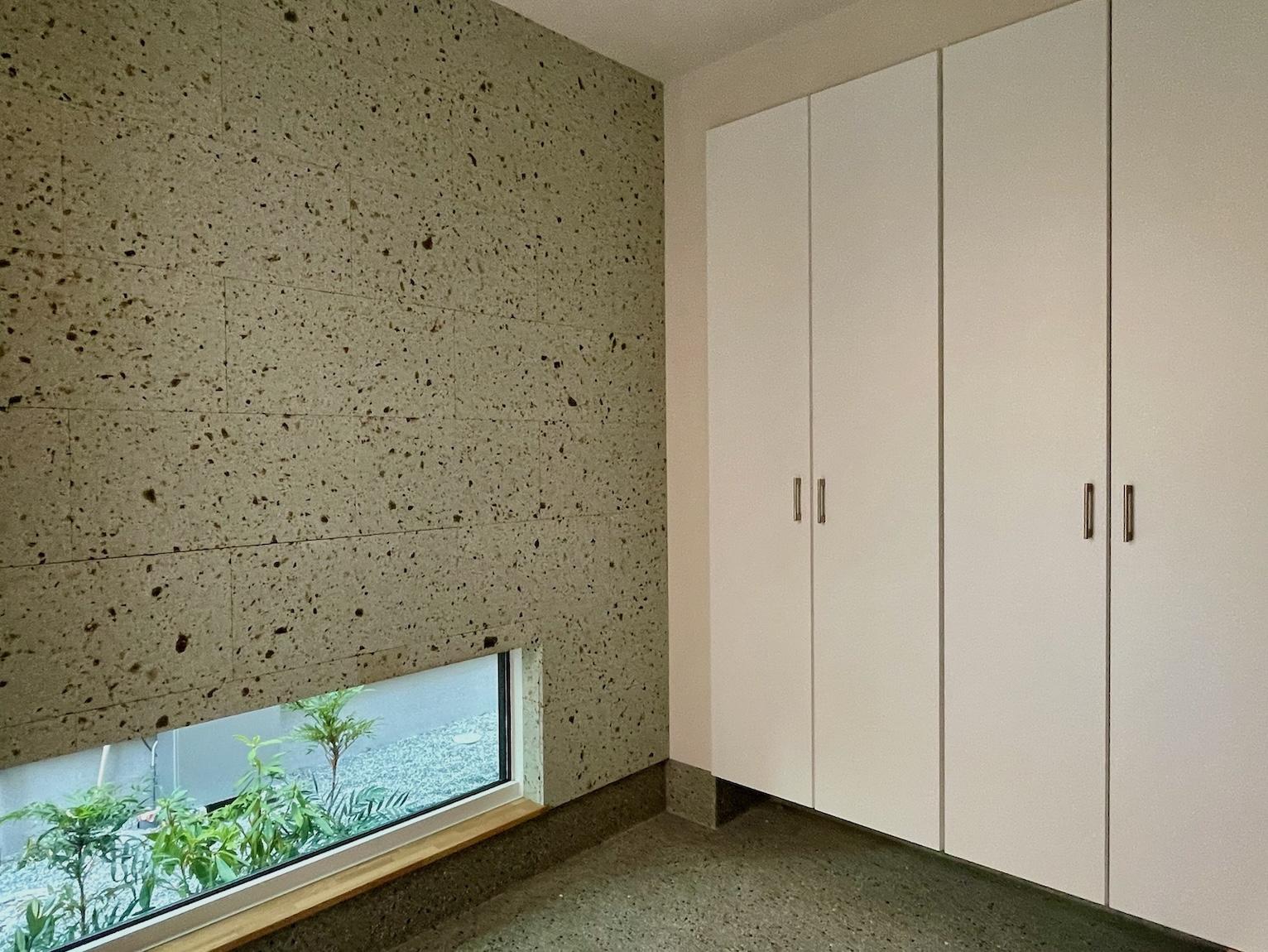 鎌倉市梶原二丁目の売買物件/玄関は広く、大谷石を貼った壁