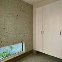 鎌倉市梶原二丁目の売買物件/玄関は広く、大谷石を貼った壁