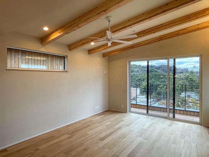 鎌倉市梶原二丁目の売買物件/A棟側は視線が重ならないよう窓の位置に配慮