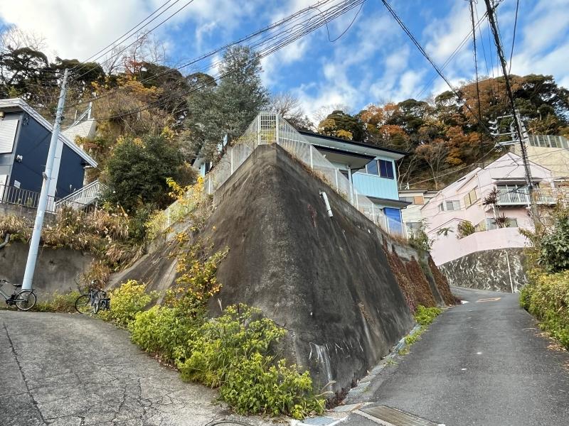 逗子市山の根三丁目の賃貸物件/擁壁の上に建物│擁壁のシルエットが象のように見えました