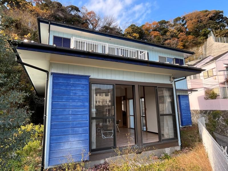 逗子市山の根三丁目の賃貸物件/庭から建物を見ると、豊かな緑に囲まれていることに気づきます