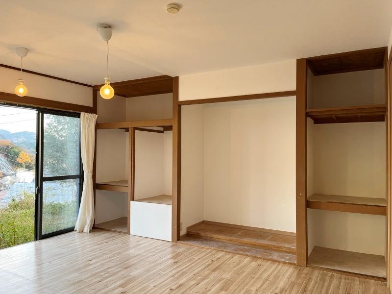 逗子市山の根三丁目の賃貸物件/1階洋室10帖│壁一面は収納スペースに