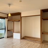 逗子市山の根三丁目の賃貸物件/1階洋室10帖│壁一面は収納スペースに