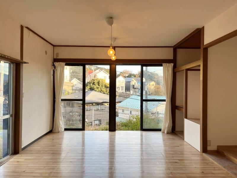 逗子市山の根三丁目の賃貸物件/1階洋室10帖│窓を開けると心地のよい風が室内に届きます