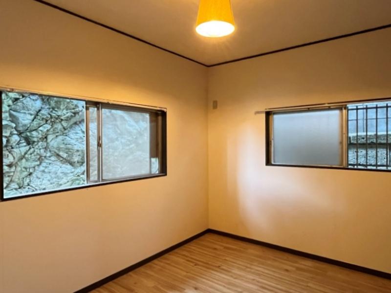 逗子市山の根三丁目の賃貸物件/1階北側6帖洋室│山が近く、室内はやや暗め