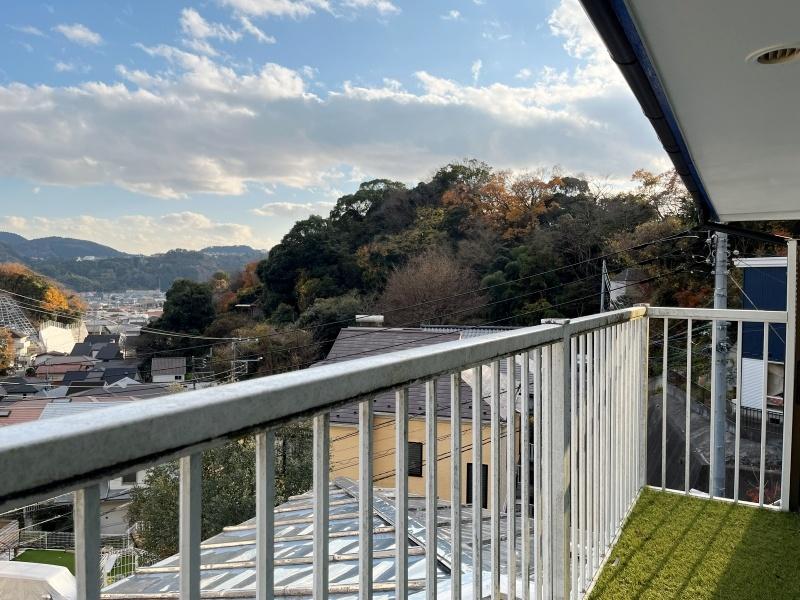 逗子市山の根三丁目の賃貸物件/バルコニー│高さは1.7m程、洗濯物は庭で干すのが良さそうです