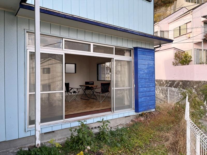 逗子市山の根三丁目の賃貸物件/庭からLDKを見てみる
