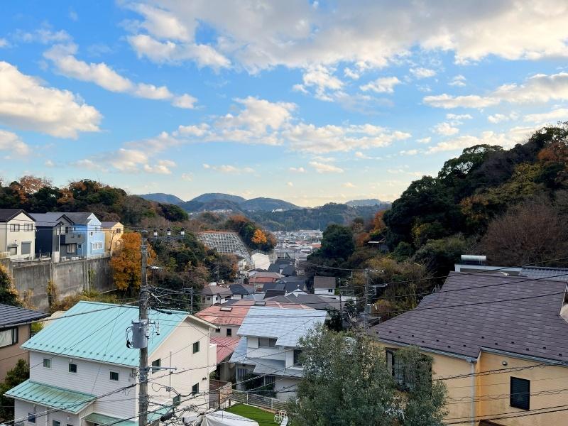 逗子市山の根三丁目の賃貸物件/バルコニーからの眺め│赤いボディの京急電鉄が走る様子が見えます